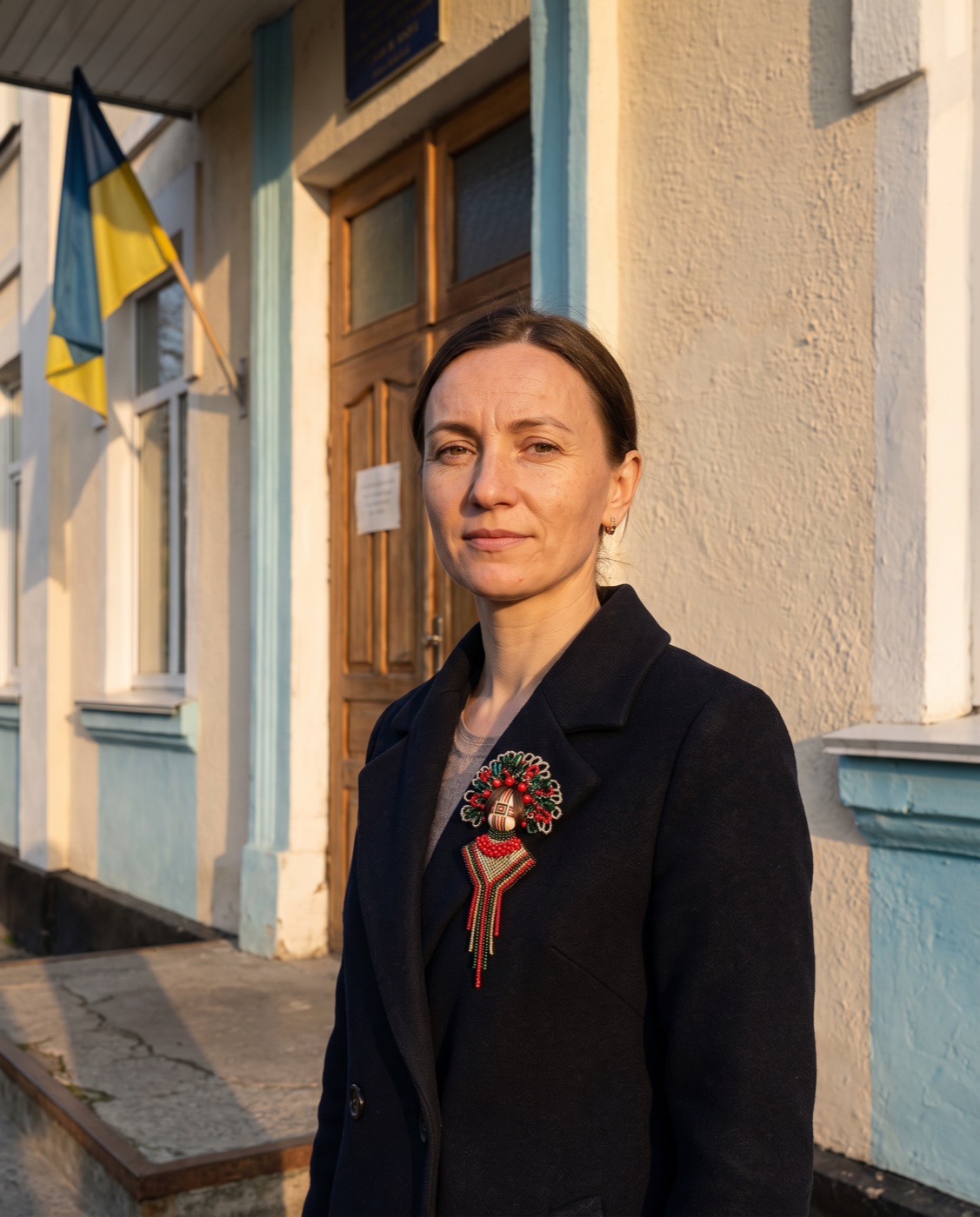 Вчителька на порозі школи
